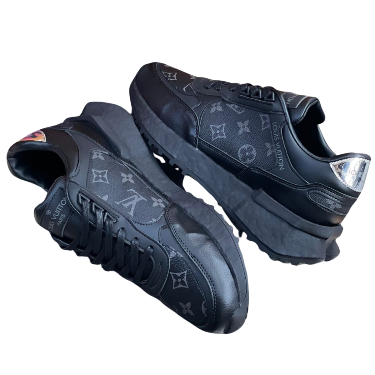 Comprar Louis Vuitton Tenis Hombre. Si buscas un calzado exclusivo que combine lujo, estilo y comodidad, los Louis Vuitton tenis hombre son la elección perfecta. En Onlineshoppingcenterg, te ofrecemos una amplia variedad de modelos para que encuentres el par ideal y lleves tu look al siguiente nivel.  ¿Por qué elegir Louis Vuitton Tenis Hombre? 1. Diseño exclusivo y moderno Los tenis Louis Vuitton hombre destacan por su diseño innovador y elegante, perfecto para quienes buscan un calzado que combine con cualquier ocasión. Ya sea que prefieras los Louis Vuitton suela roja tenis o los clásicos tenis Louis Vuitton hombre negros, siempre marcarás tendencia.  2. Materiales de alta calidad Cada par está elaborado con materiales de primera, garantizando durabilidad y confort. Modelos como los zapatillas Louis Vuitton hombre precio no solo son atractivos, sino también funcionales para el día a día.  3. Variedad de estilos Desde los icónicos Louis Vuitton tenis suela roja hasta los sofisticados mocasines Louis Vuitton hombre, en nuestra tienda encontrarás opciones para todos los gustos y necesidades.